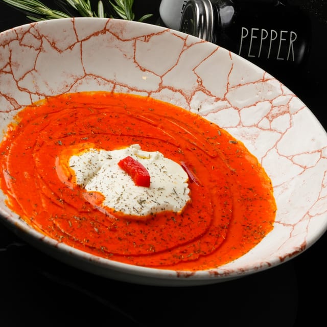 Queso De Cabra en Salsa De Piquillos.