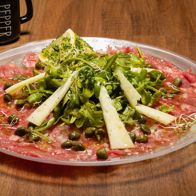 Carpaccio de Carne y Manchego.