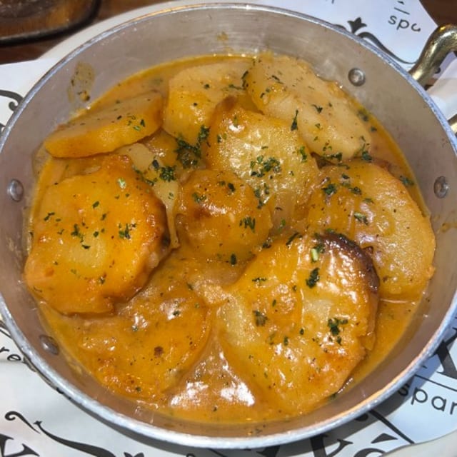 Patatas a lo Pobre con Crema de Chorizo.