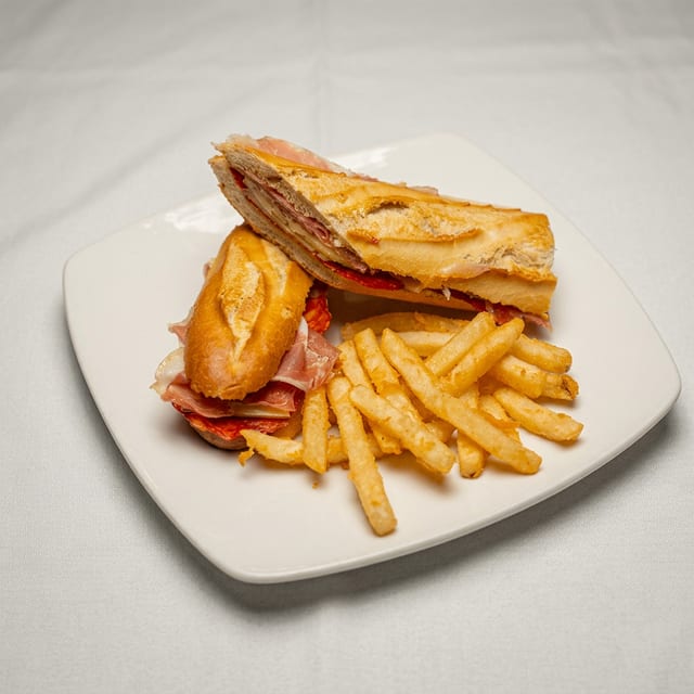 Bocata De Ensalada Con Queso De Cabra.